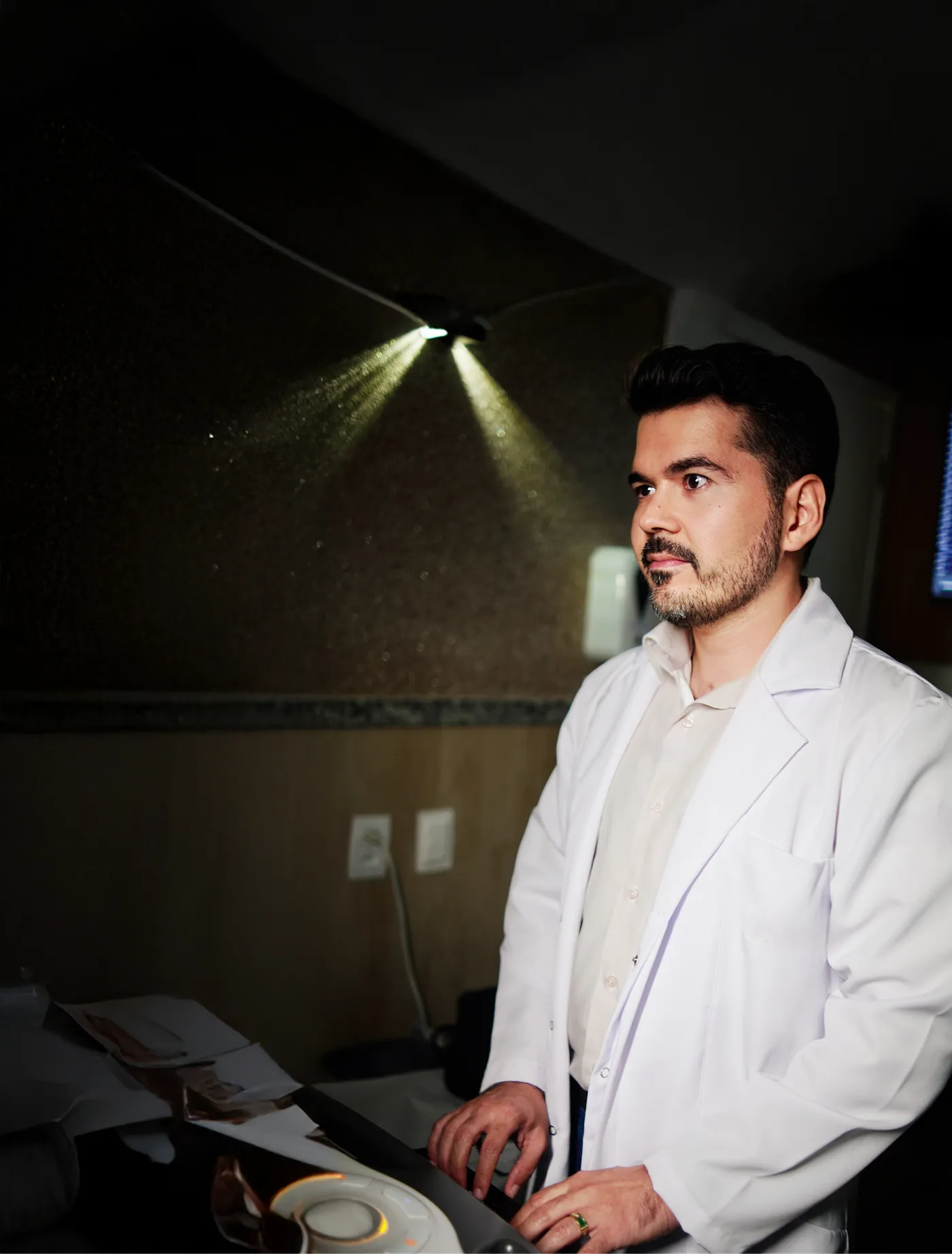 Dr. Ivo Alves, médico radiologista, realizando um ultrassom em Aracaju